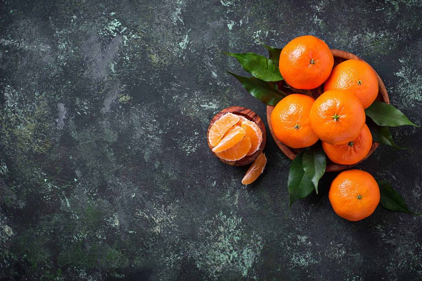 fresh-ripe-tangerines-with-leaves-FMD3A2K